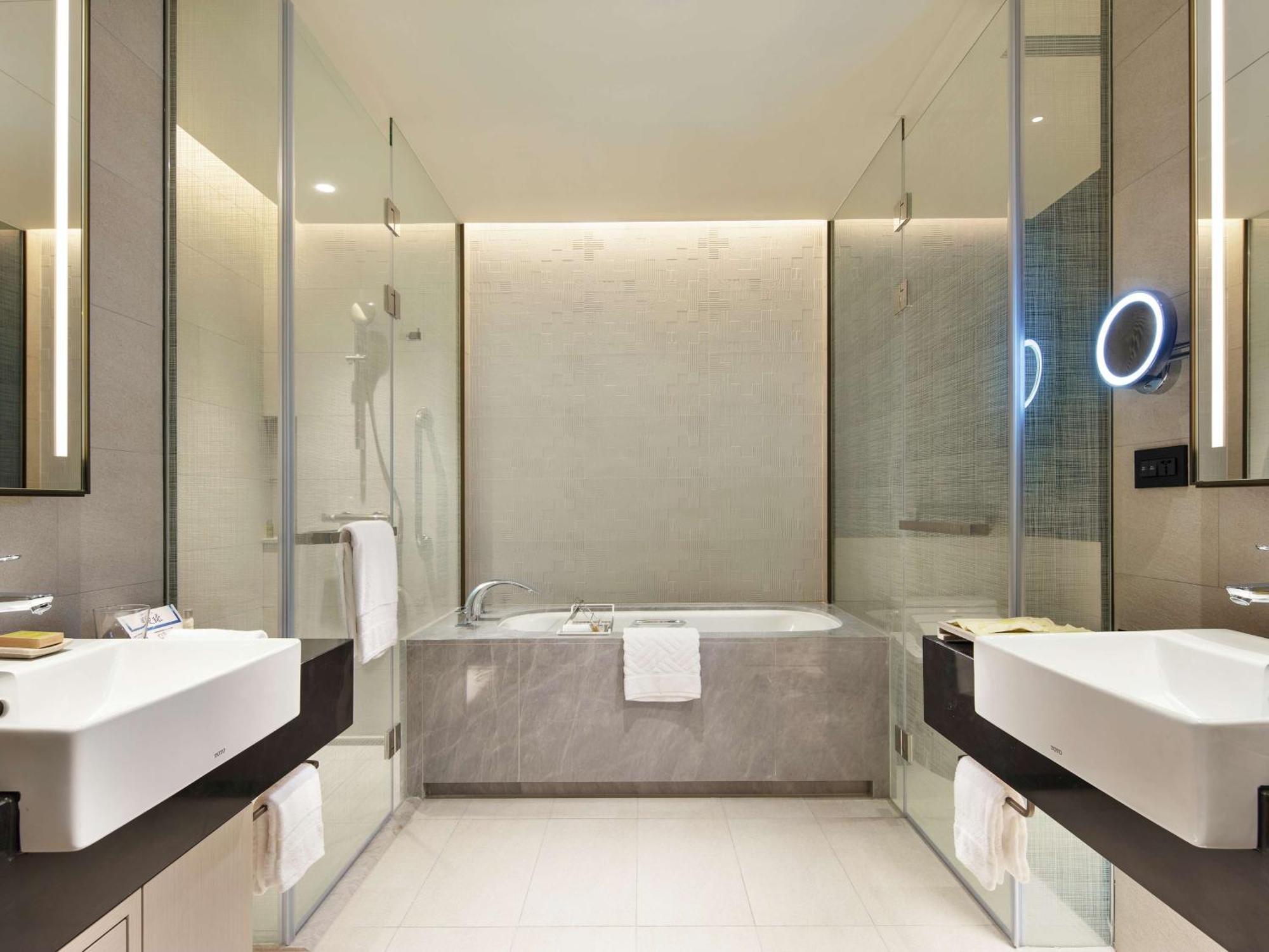 Hilton Taipei Sinban Hotel New Taipei City Exterior photo