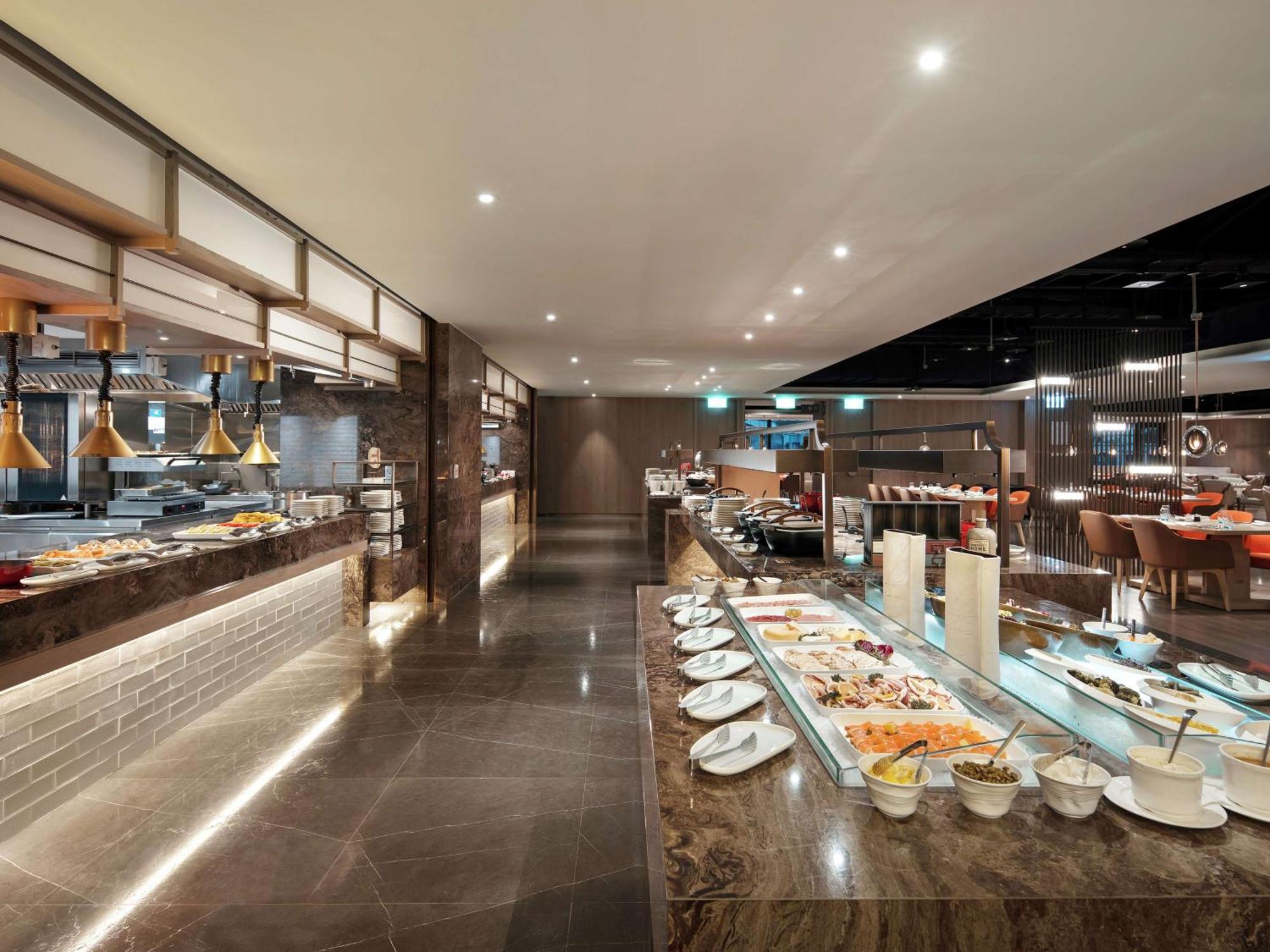 Hilton Taipei Sinban Hotel New Taipei City Exterior photo